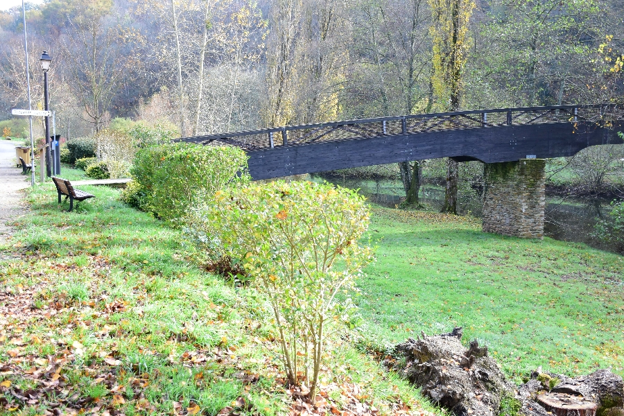 L'Aveyron à Belcastel (lâchers de truites)