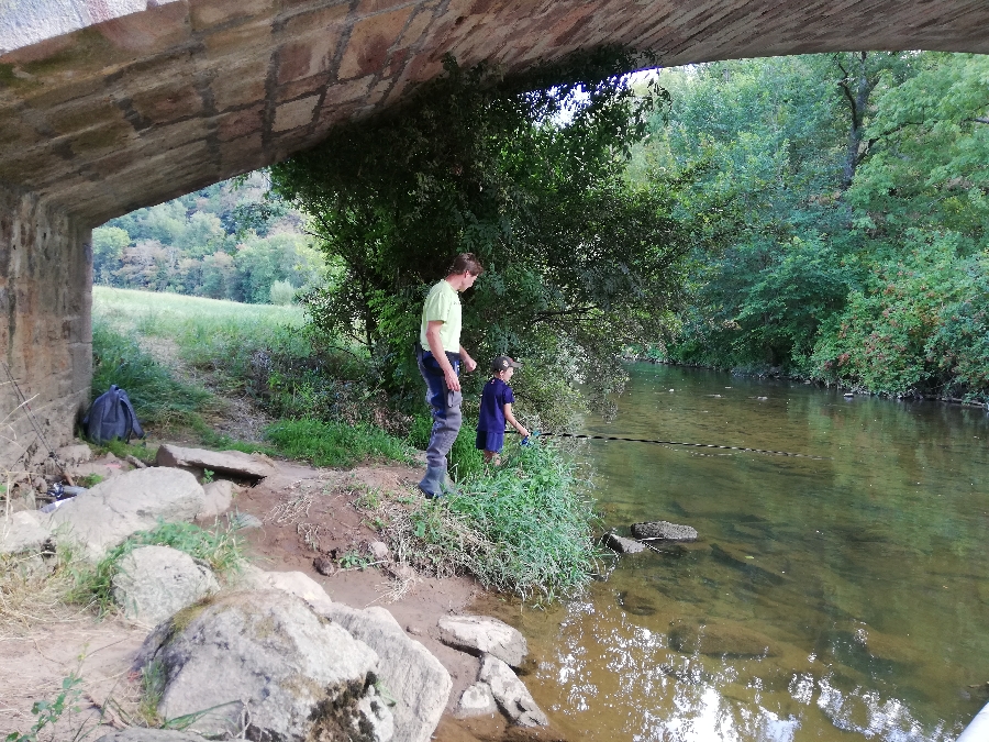 Lâchers de truites - Rivière Aveyron à Roquemissou (Près de Gages)