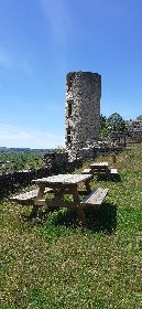Aire de pique-nique dans la cour du château à Bertholène, Office de Tourisme des Causses à l'Aubrac