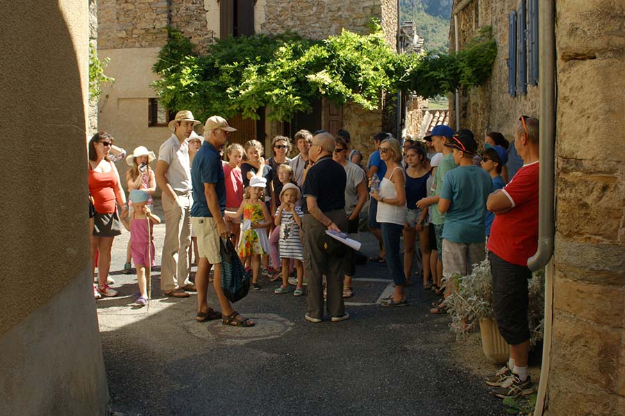 Visite guidée du village de Mostuéjouls avec un habitant