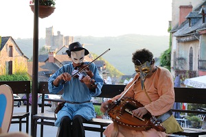 Visite guidée nocturne de Najac accompagnée de musiciens