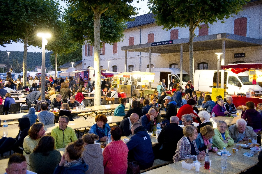Marché nocturne des Fermiers de l'Aveyron à Sévérac-le-Château le 1er août