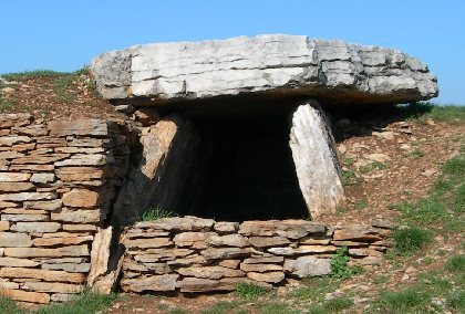 Dolmen de Peyrelevade, OFFICE DE TOURISME de CONQUES-MARCILLAC