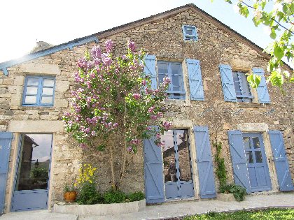 Gîte les volets bleus, location de vacances Sévérac d'Aveyron, la façade , Edmond Vesy