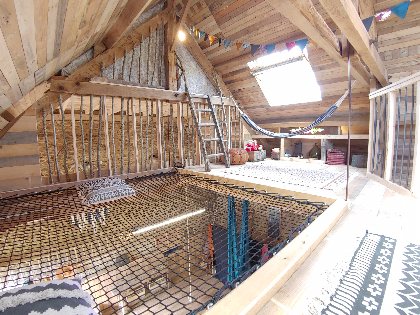 la mezzanine avec son filet tendu et ses deux hamacs, La 