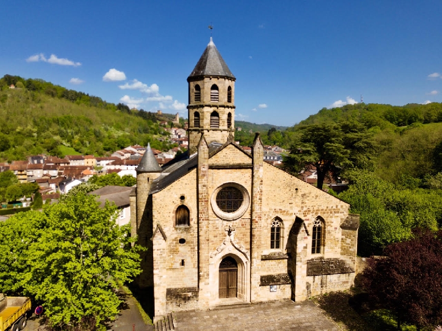 Suivez la guide: Visite de l'Eglise Notre-Dame d'Aubin