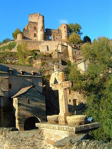 Le Tour de Belcastel par la passerelle