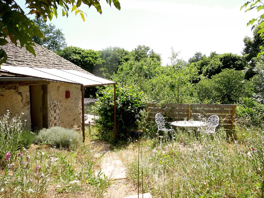 Mazet en pierre au coeur d'un jardin agroécologique