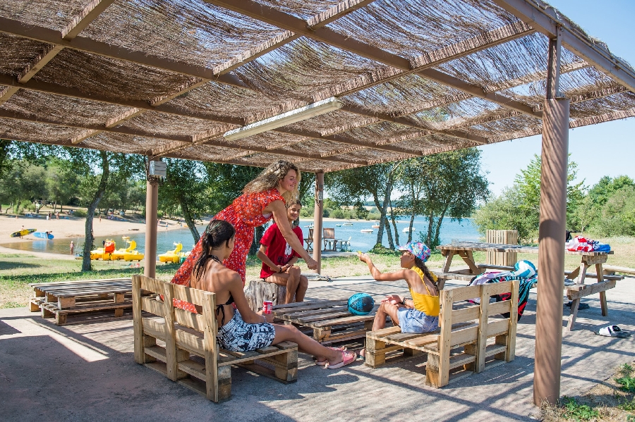 Camping Parc du Charouzech - bar de la plage