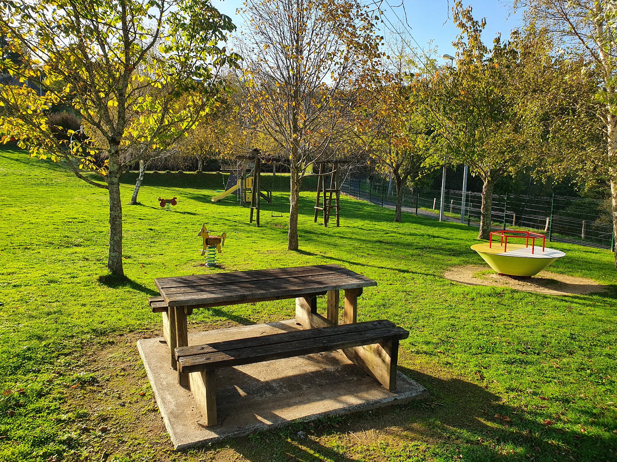 Aire de pique-nique terrain de jeux de Campouriez, OFFICE DE TOURISME CANTONAL DE SAINT AMANS DES COTS