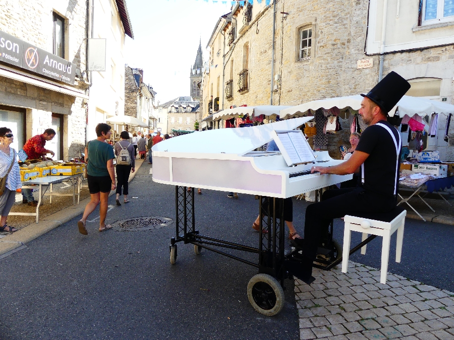 Marché du mardi matin à Laissac : animation musicale avec le Piano Bohème