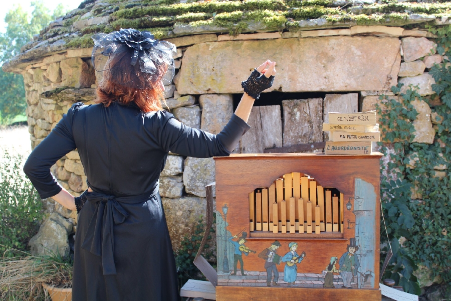 Marché du mardi matin à Laissac : animation musicale avec Carine Joany et son orgue de barbarie